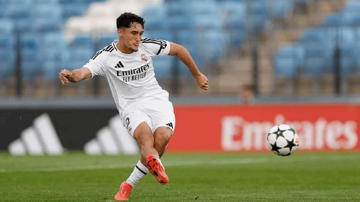 Jesús Fortea chutando a puerta en un partido de esta temporada