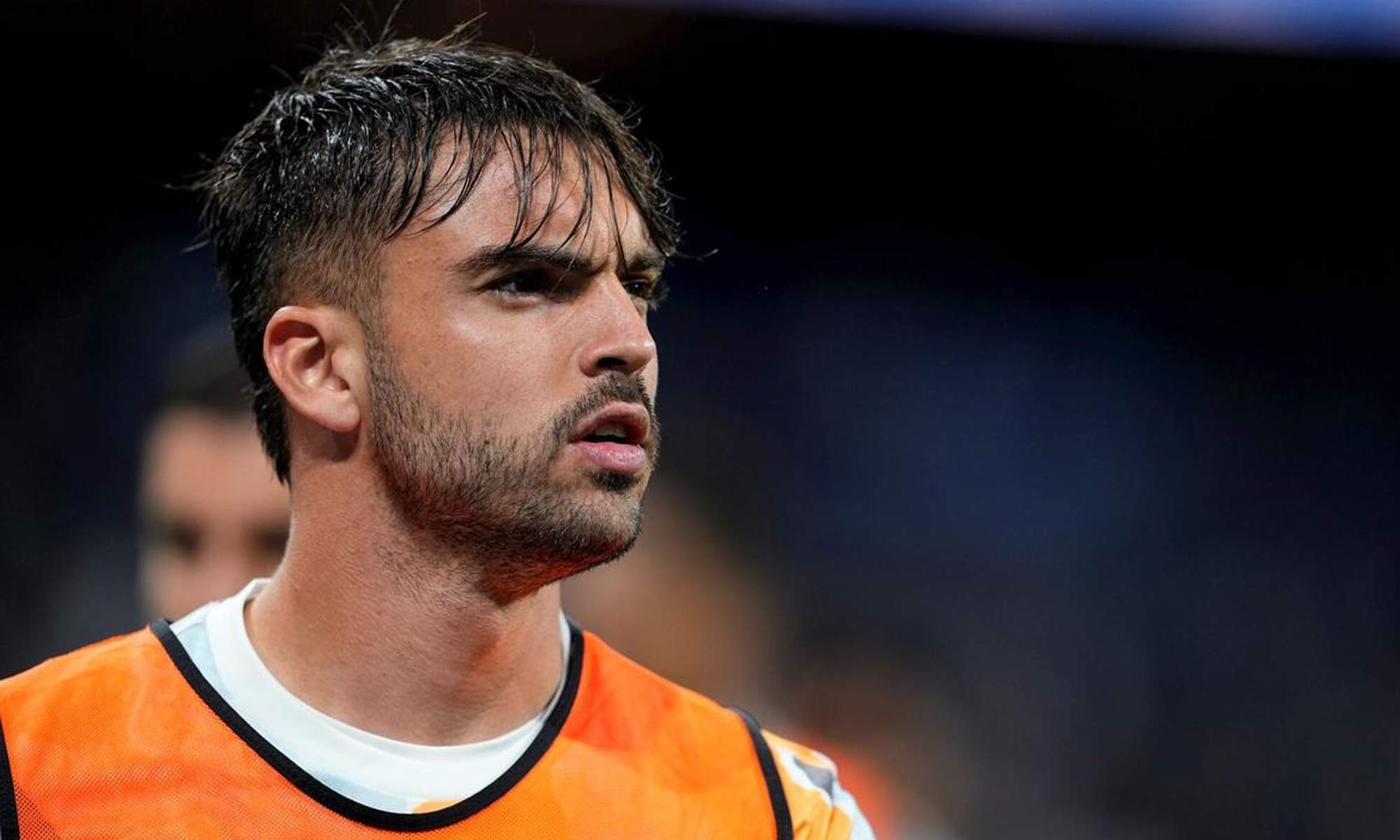 Raúl Asencio durante un calentamiento con el Real Madrid.