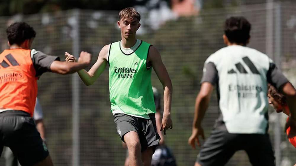 Huijsen entrenando con el Real Madrid