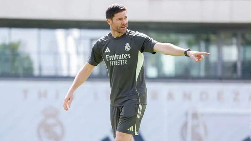 Xabi Alonso dirigiendo uno de sus primeros entrenamientos al frente del Real Madrid Xabi Alonso dirigiendo uno de sus primeros entrenamientos al frente del Real Madrid