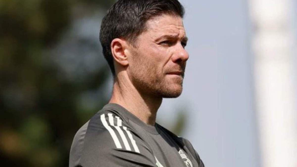 Xabi Alonso dirigiendo su primer entrenamientio