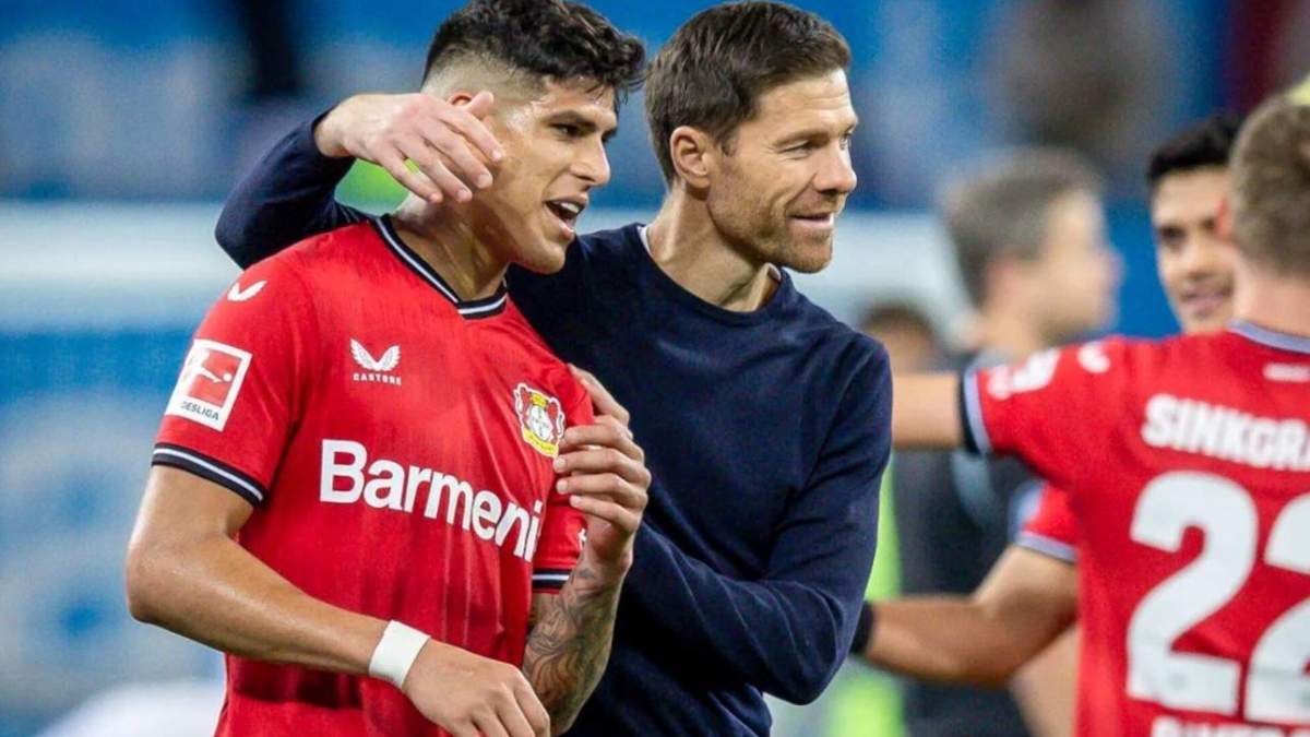 Piero Hincapié junto a Xabi Alonso tras un partido