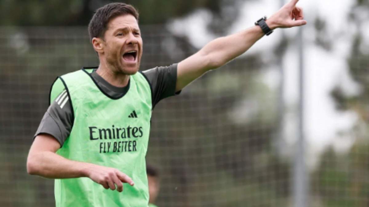 Xabi Alonso dirigiendo la sesión de entrenamiento
