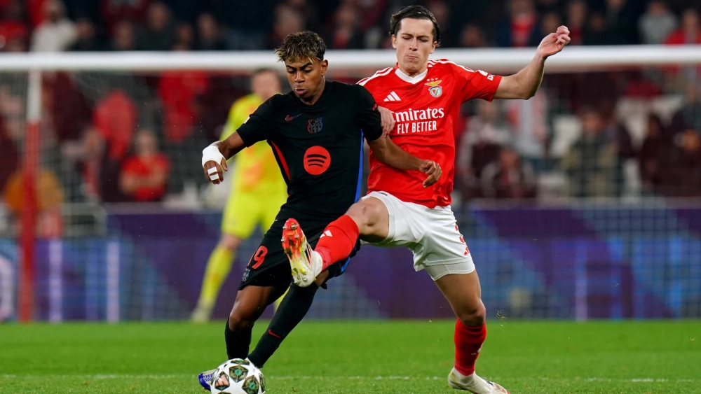 Lamine Yamal y Álvaro Carreras durante un partido de la pasada Champions League.