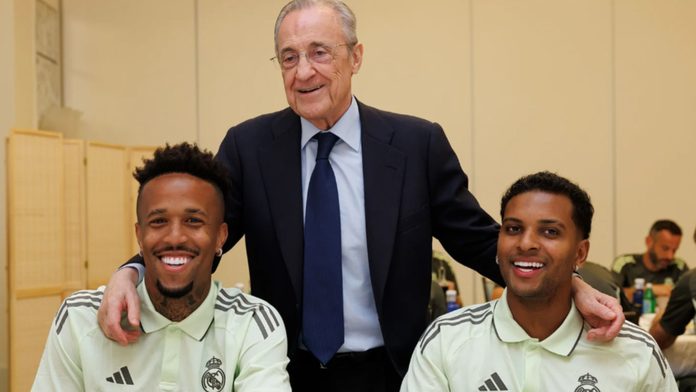 Florentino Pérez posa relajado junto a los sonrientes Militão y Rodrygo