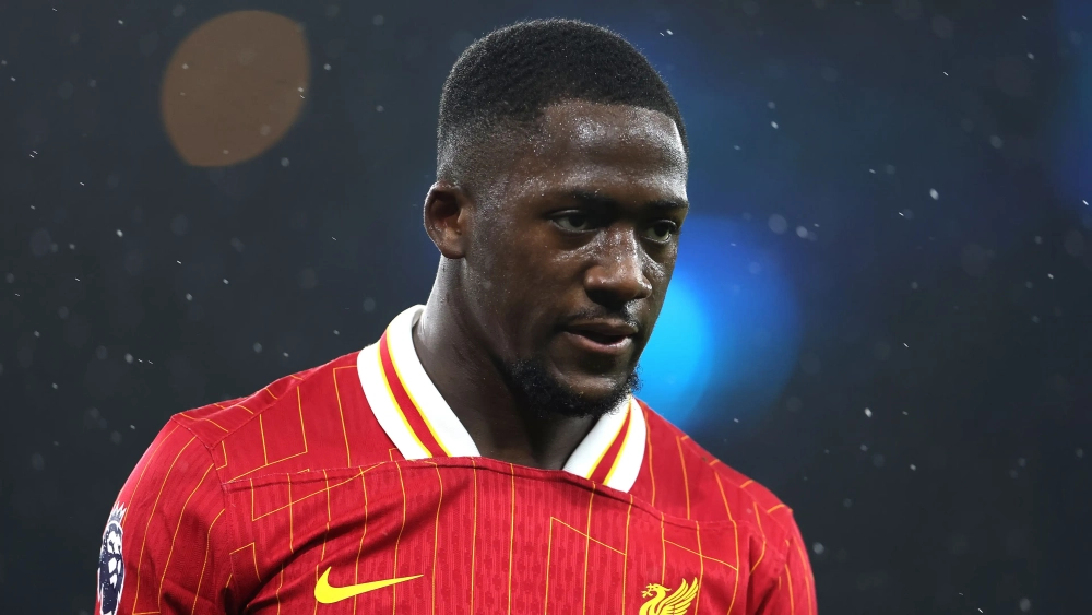 Ibrahima Konaté durante un partido con el Liverpool