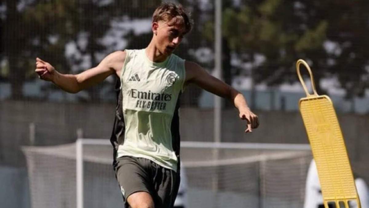 Dean Huijsen durante un entrenamiento con el Real Madrid