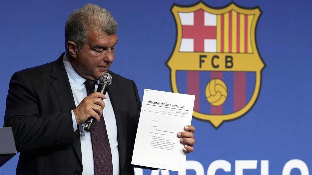 Laporta haciendo el paripé con unos supuestos informes arbitrales
