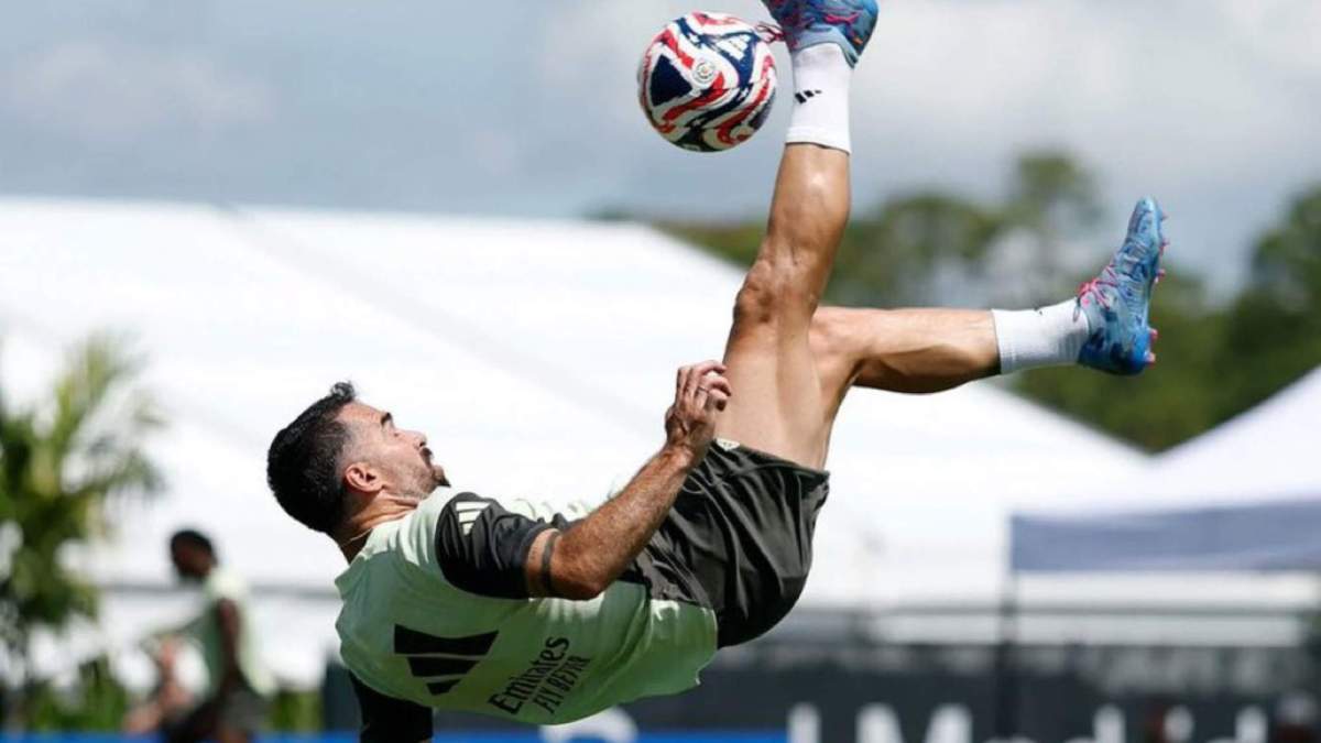 Carvajal haciendo una chilena en el entrenamiento