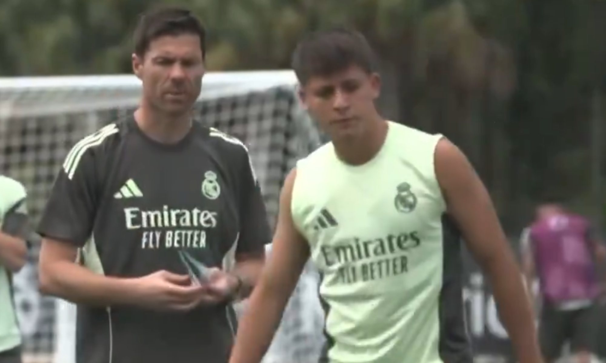 Xabi Alonso instruye personalmente a Arda Güler durante los entrenamientos