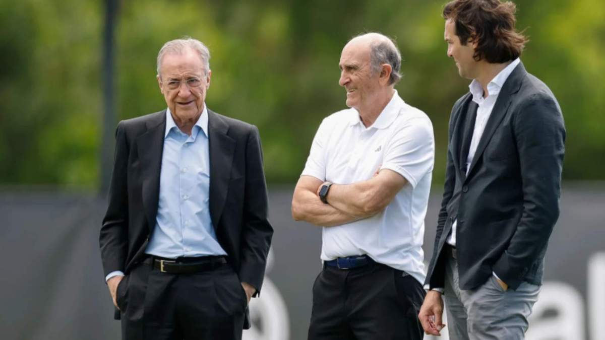 Florentino, Pirri y Solari viendo el entrenamiento del Real Madrid