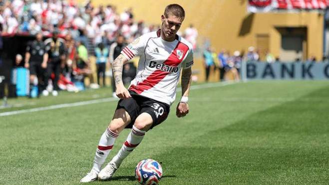 Franco Mastantuono disputando un partido con River Plate.