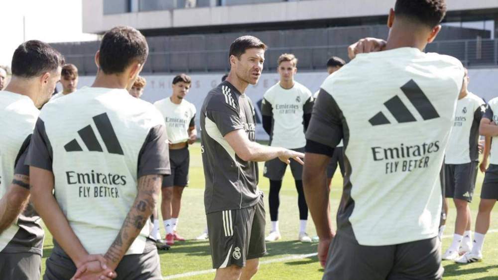 Xabi Alonso, dando instrucciones a sus jugadores durante un entrenamiento de estos días.