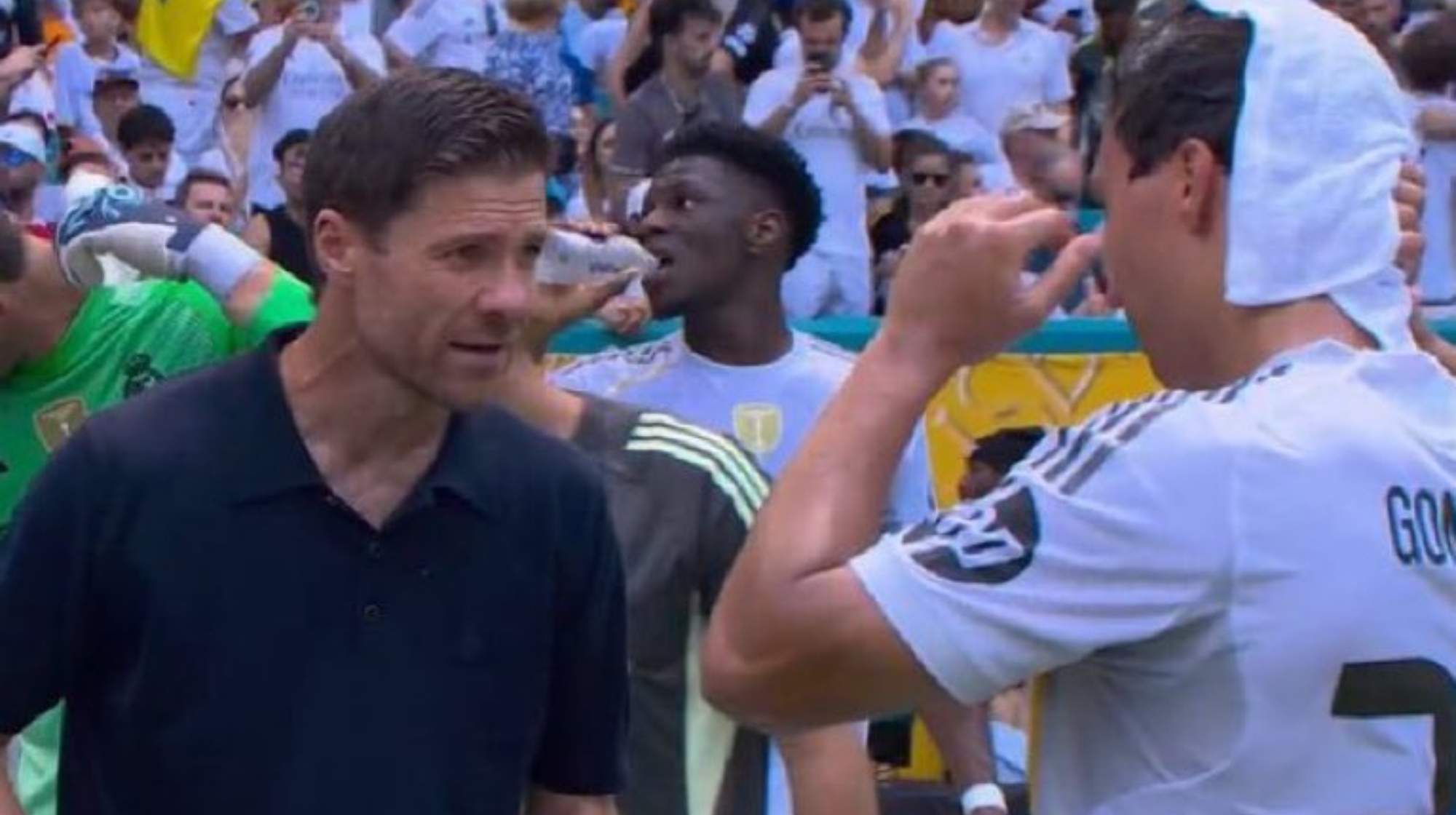 Xabi Alonso, más que activo durante la pausa de hidratación del Real Madrid vs. Al-Hilal. 