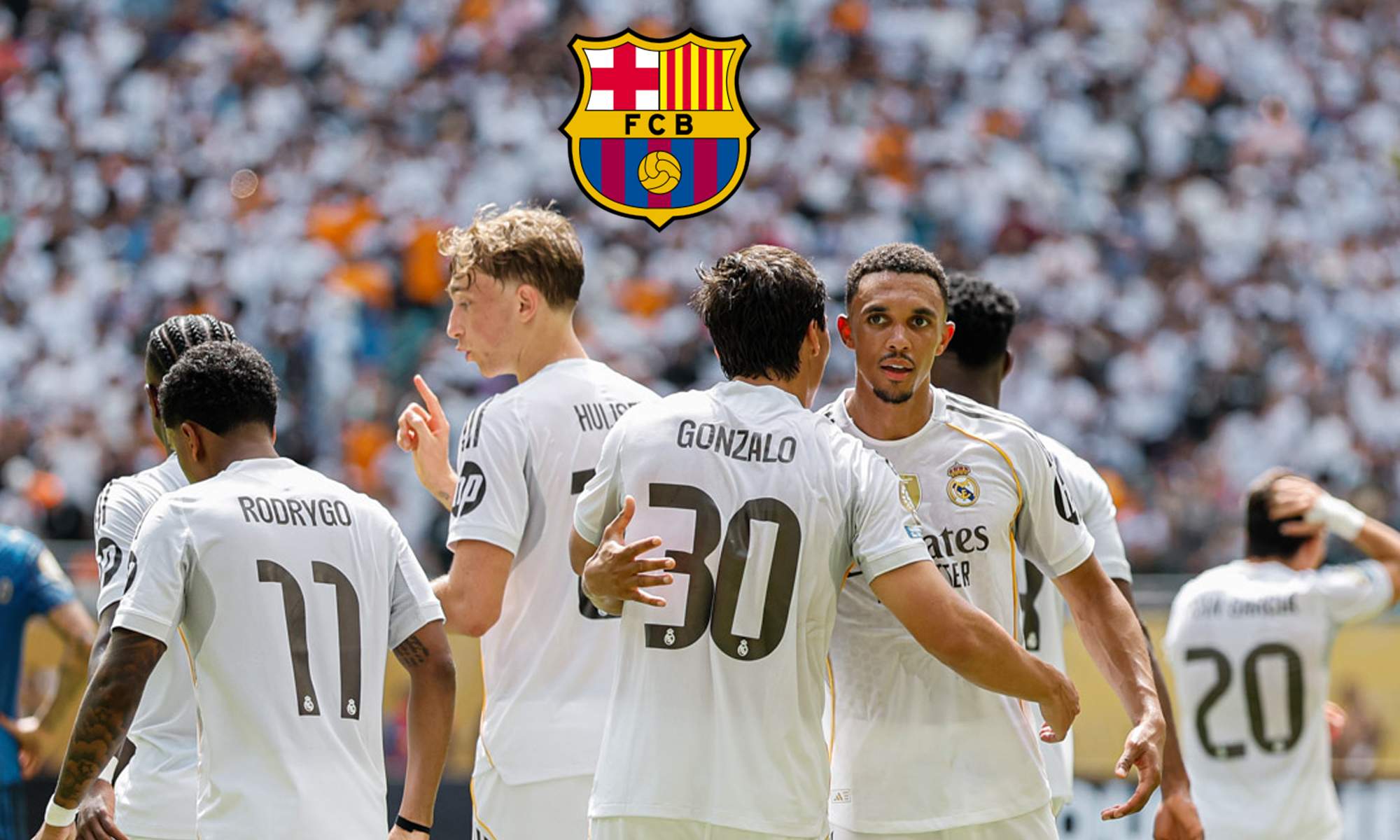Jugadores del Real Madrid celebrando un gol y el escudo del Barcelona.