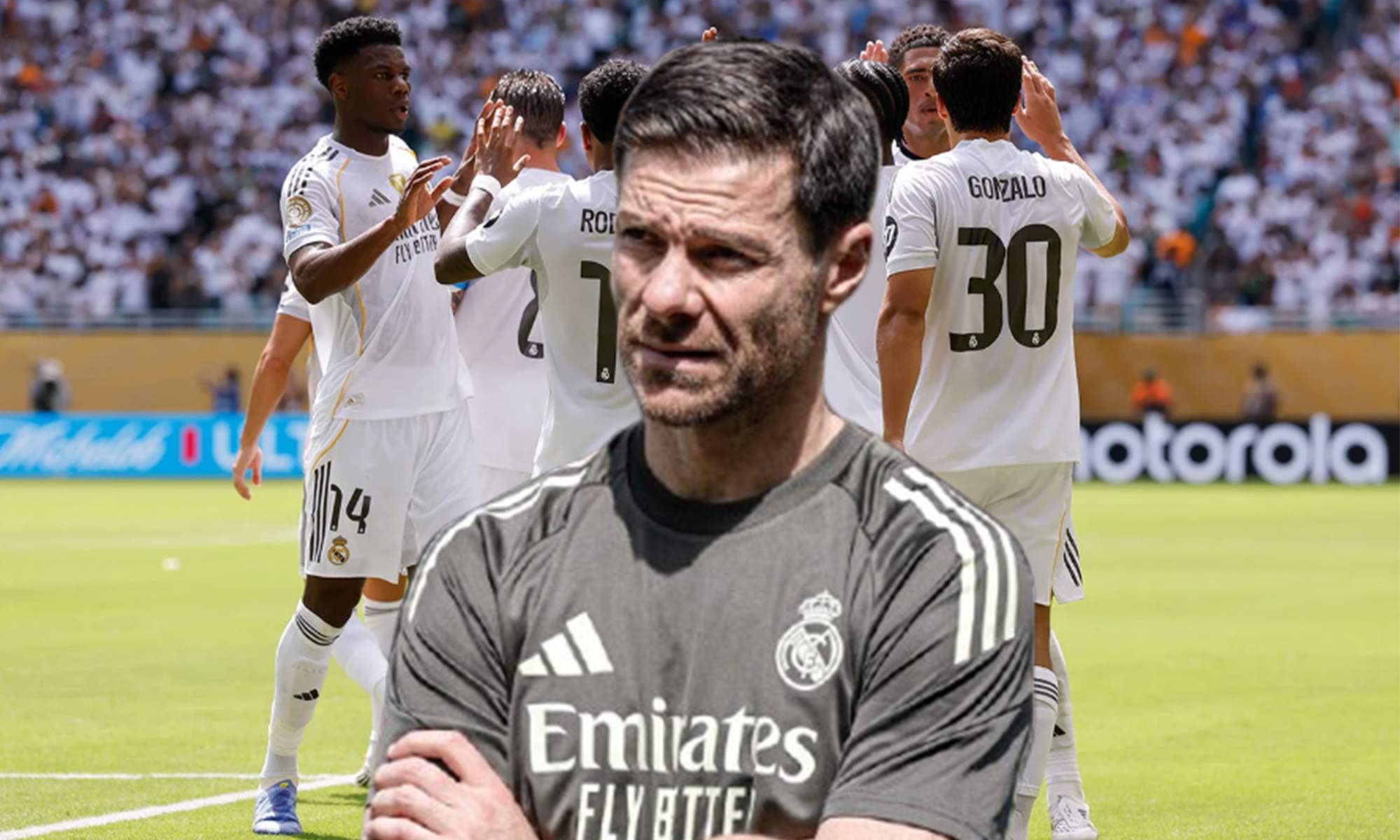 Xabi Alonso y jugadores del Real Madrid celebrando un gol. 