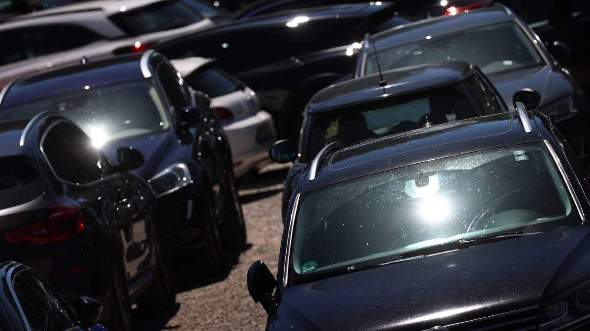 Coches aparcados al sol 