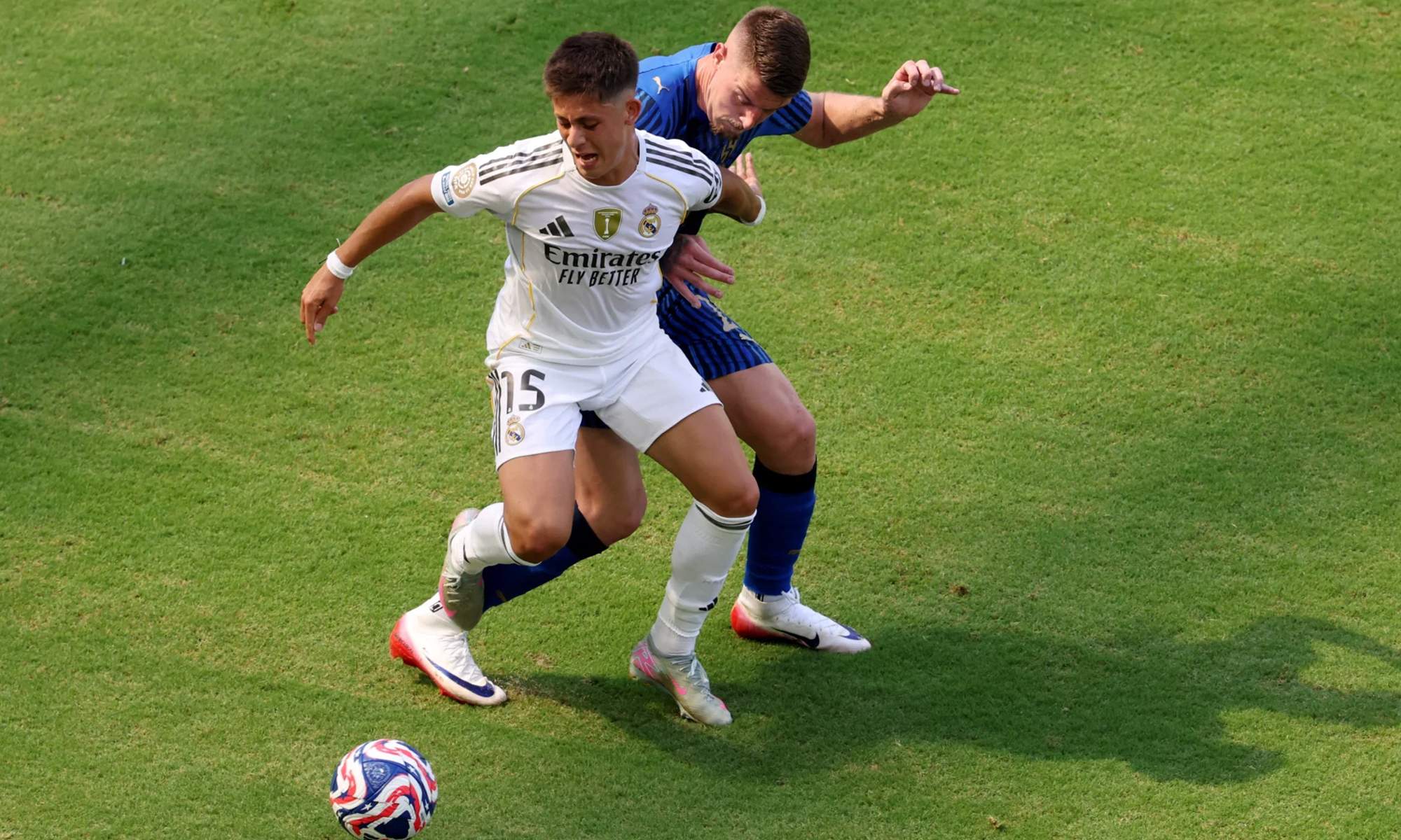 Arda Güler protegiendo un balón durante el Real Madrid - Al Hilal.