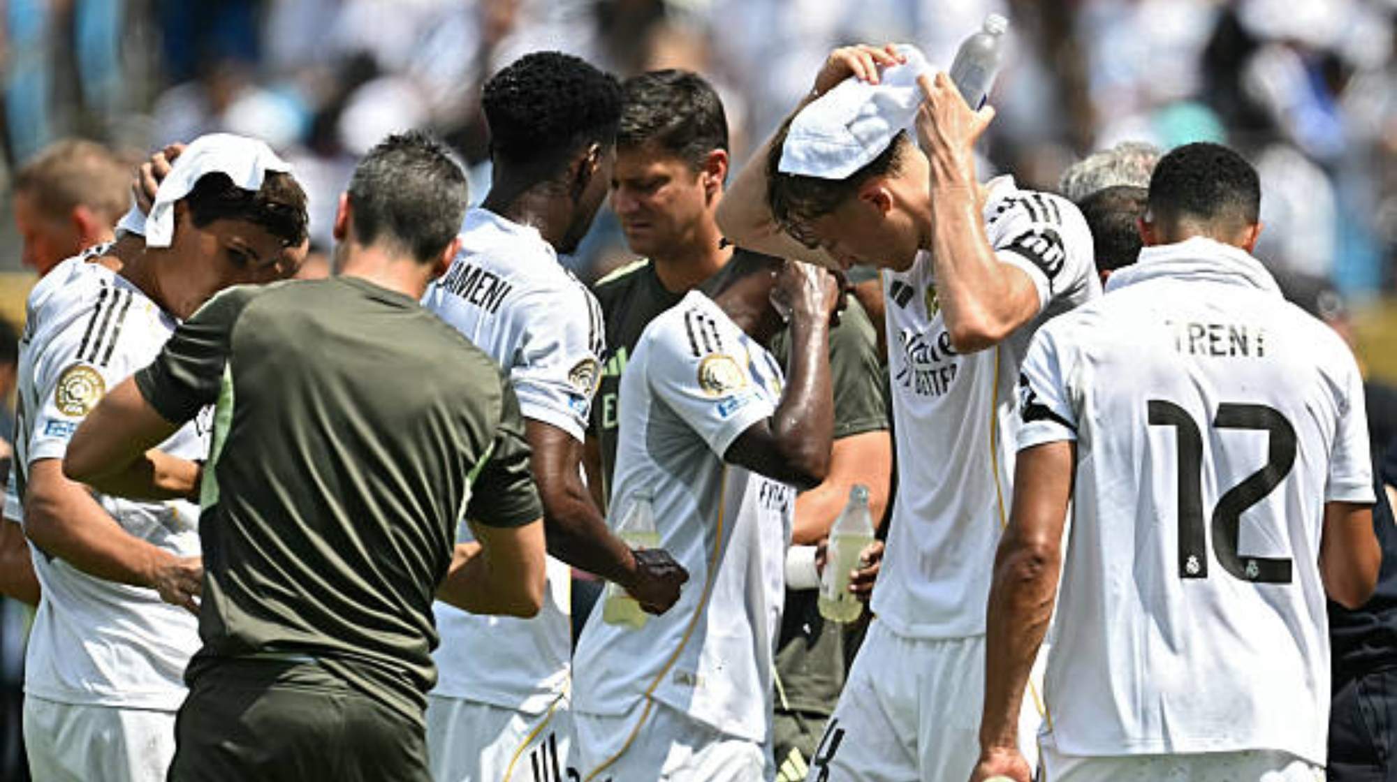 Alonso llenó de indicaciones a Vinicius en la pausa de hidratación.  Alonso llenó de indicaciones a Vinicius en la pausa de hidratación.