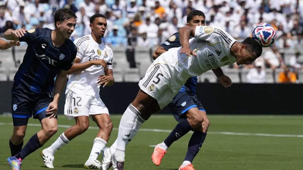 Jude Bellingham, intentando rematar de cabeza en una jugada durante los primeros minutos del partido de esta noche ante el Pachuca.