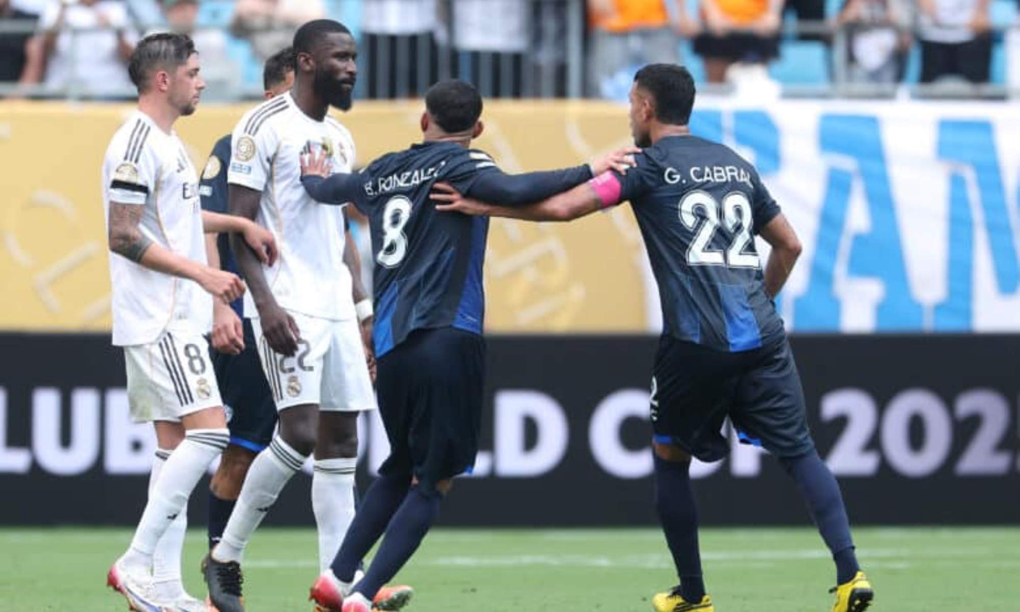 Antonio Rüdiger y Gustavo Cabral tuvieron que ser separados por el árbitro... y también por sus respectivos compañeros.