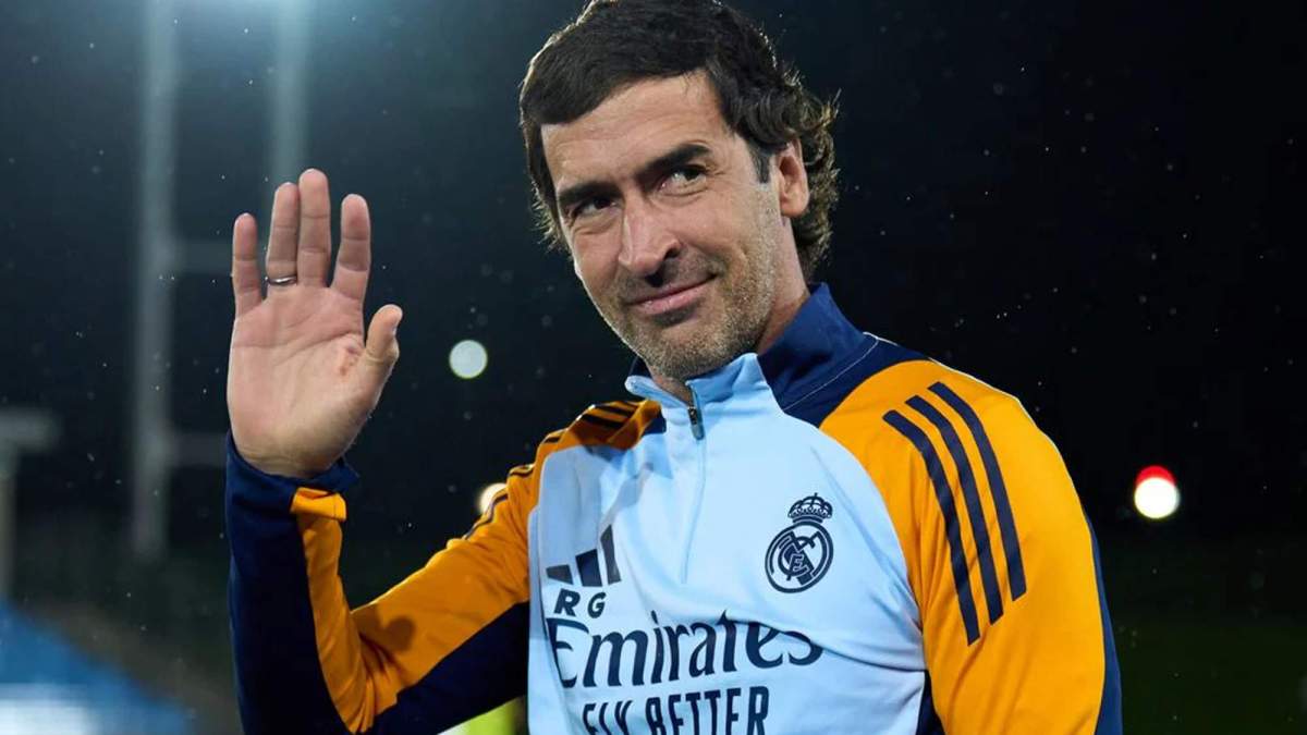 Raúl González entrenando al Real Madrid.