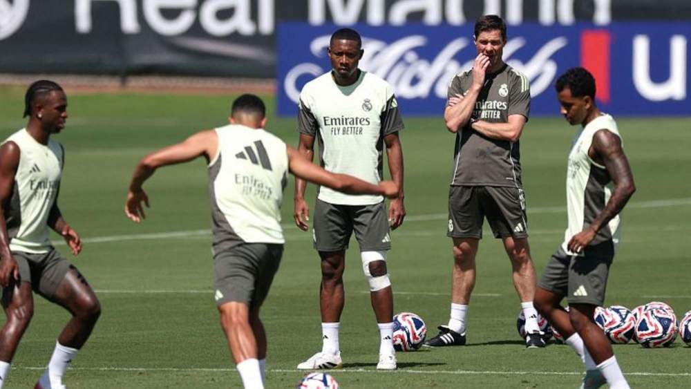 Xabi Alonso, dirigiendo un entrenamiento del Real Madrid antes del Mundial de Clubes.