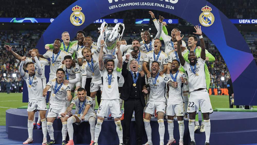 El Real Madrid levantando la decimoquinta El Real Madrid levantando la decimoquinta