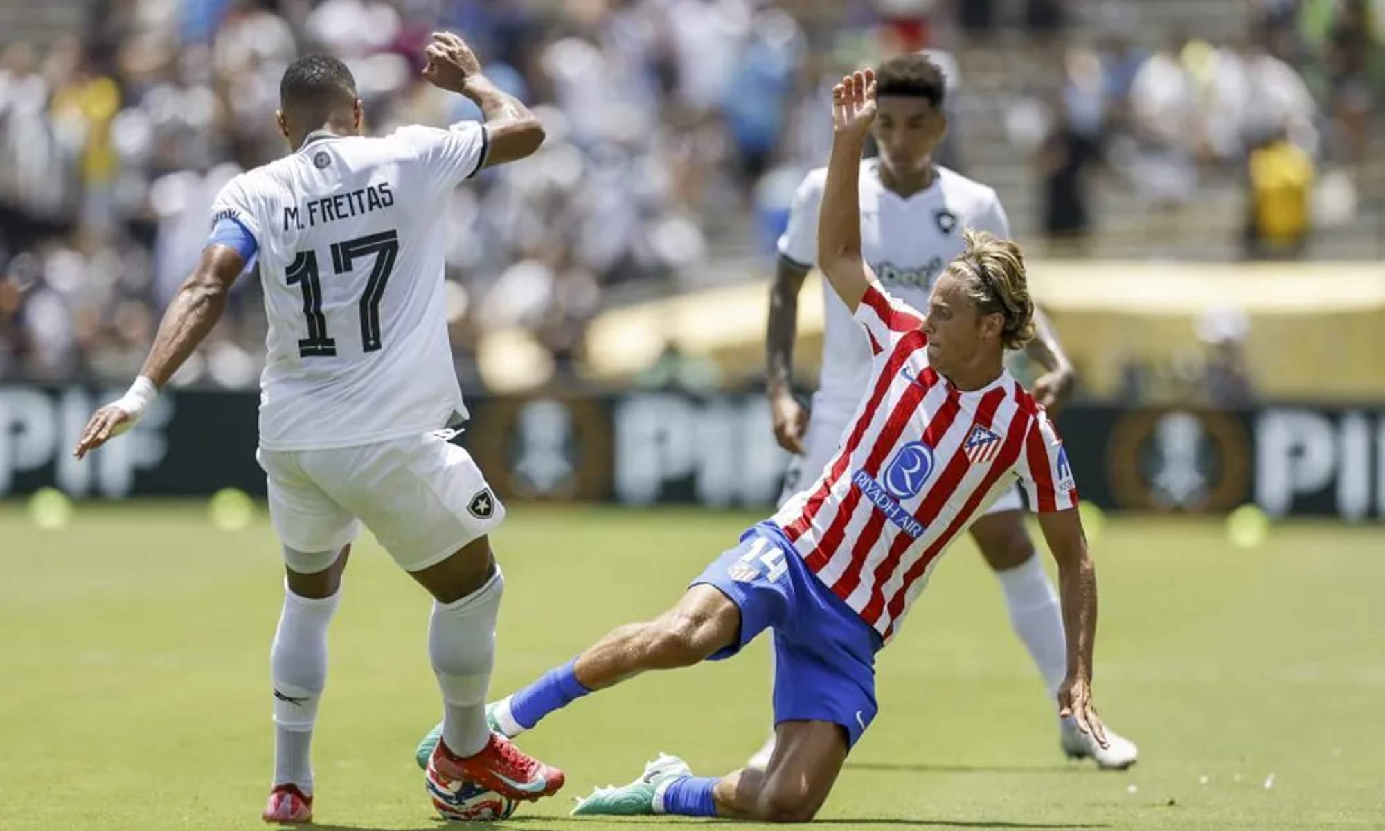 Marcos Llorente, rebañándole el esférico a Marlon Freitas durante el encuentro del Atlético de Madrid y el Botafogo en el Mundial de Clubes en el que los rojiblancos han quedado eliminados del torneo.