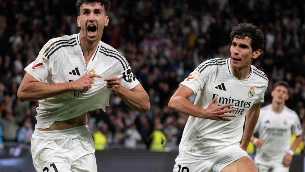 Jacobo Ramón celebrando su gol junto a Vallejo