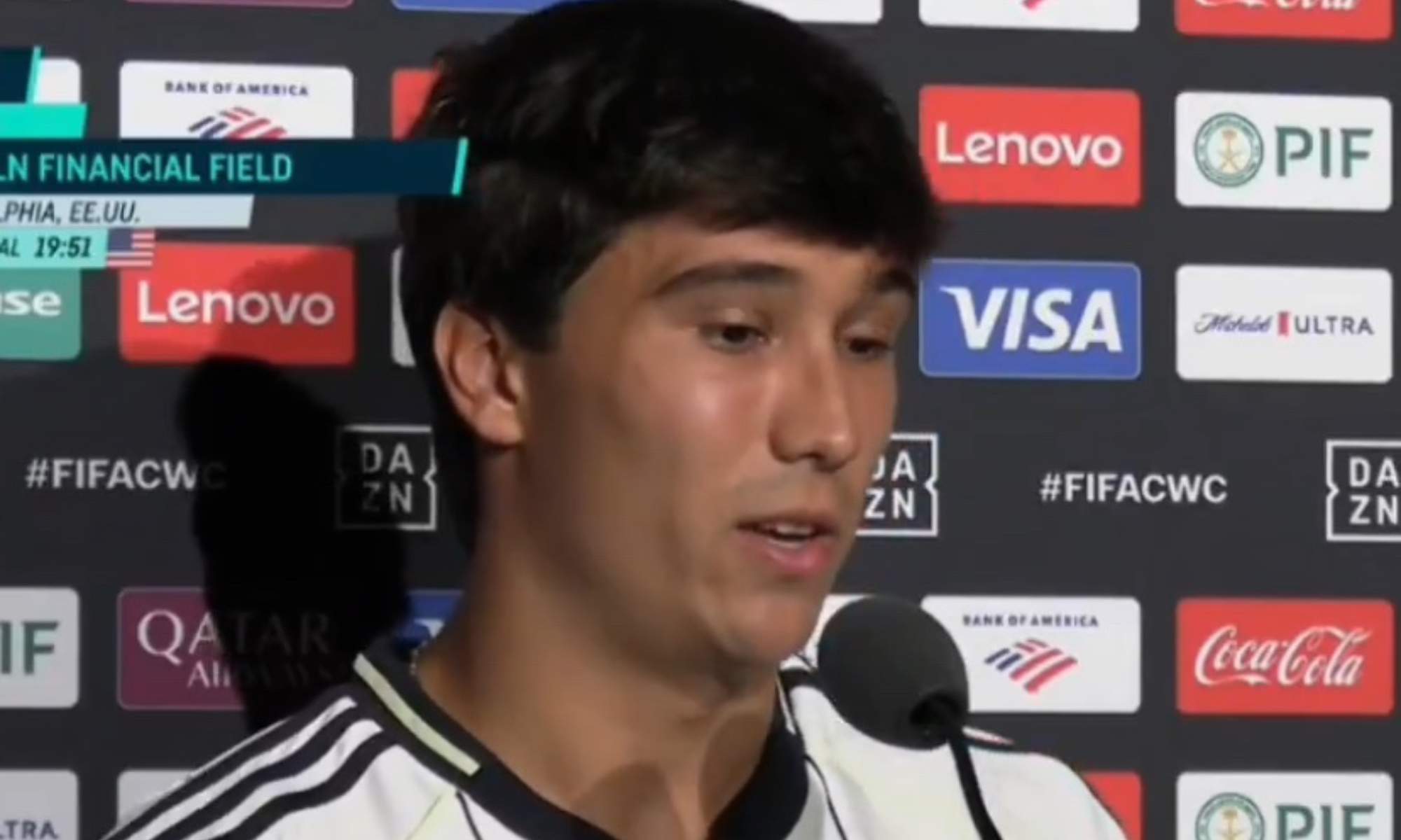 Gonzalo García, en zona mixta poco después de la llegada del Real Madrid a Fildadelfia, donde jugará ante el Salzburgo este viernes.
