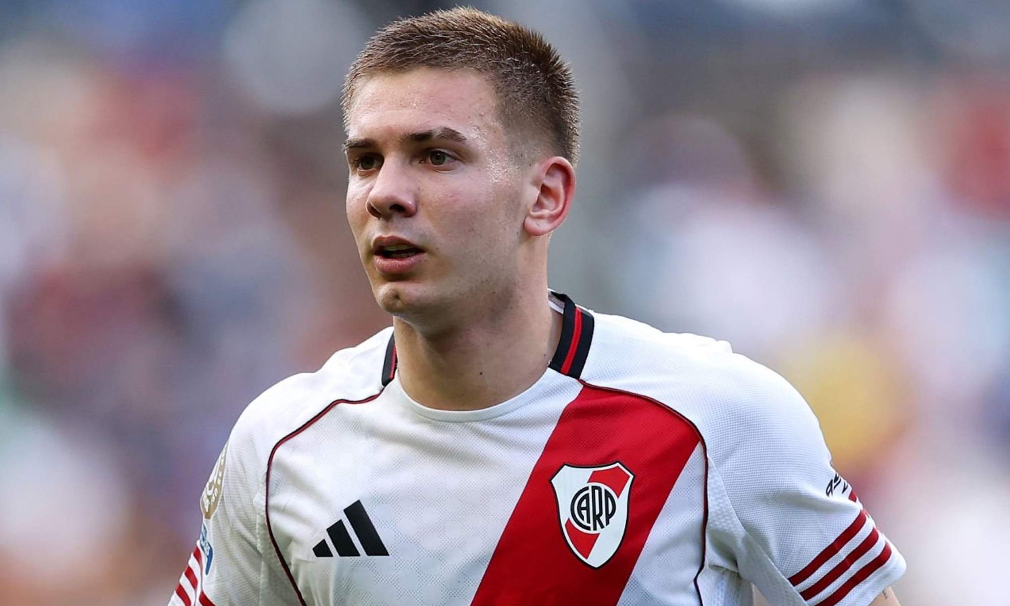 Franco Mastantuono disputando un partido con River Plate.
