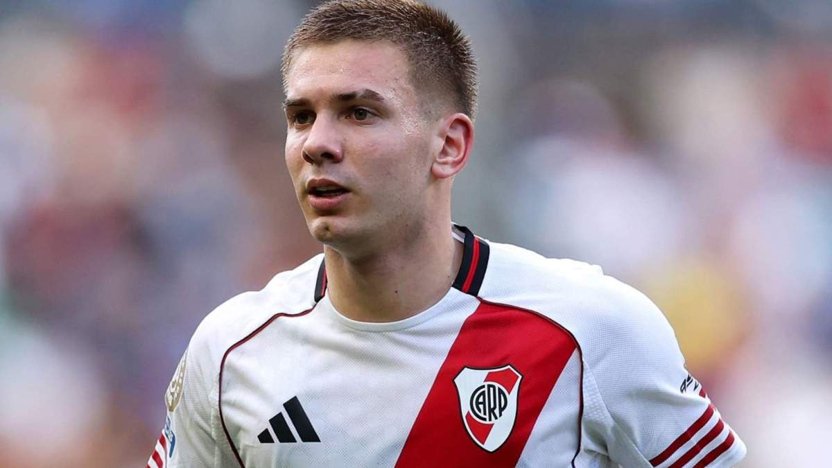 Franco Mastantuono disputando un partido con River Plate.