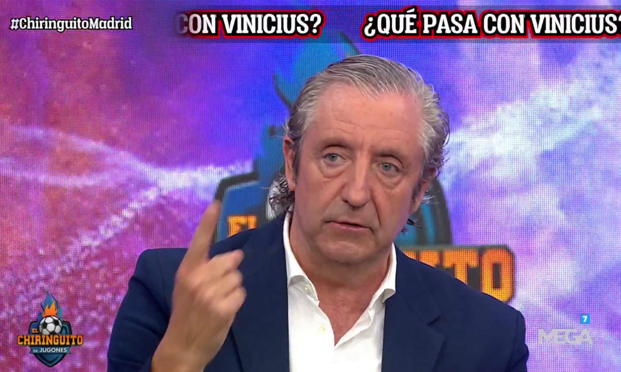 Josep Pedrerol dando una noticia en El Chiringuito.