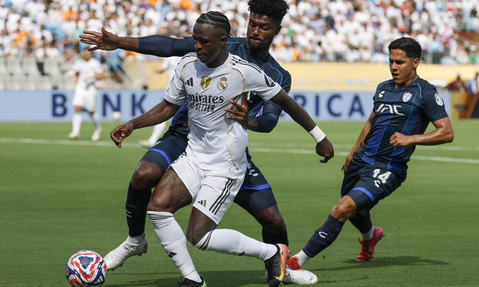 Vinícius Júnior disputando un partido contra el Pachuca. 