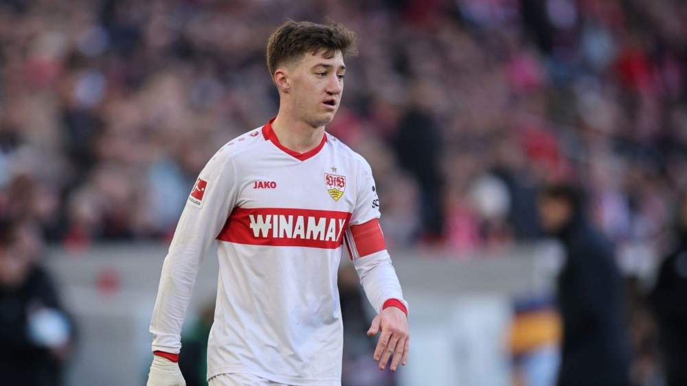 Stiller jugando un partido con el Stuttgart.