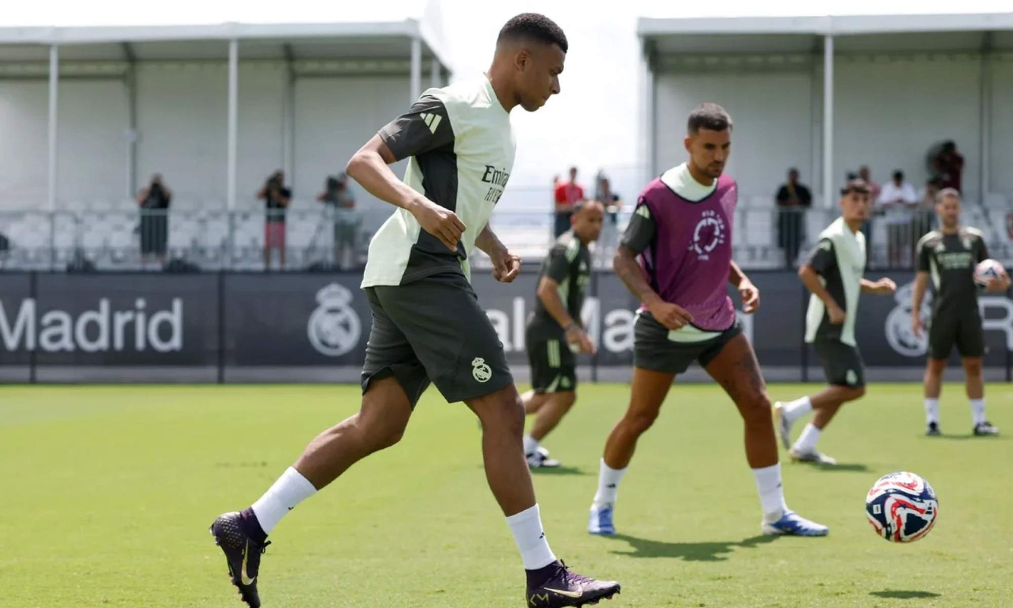 Mbappé entrenando con el grupo