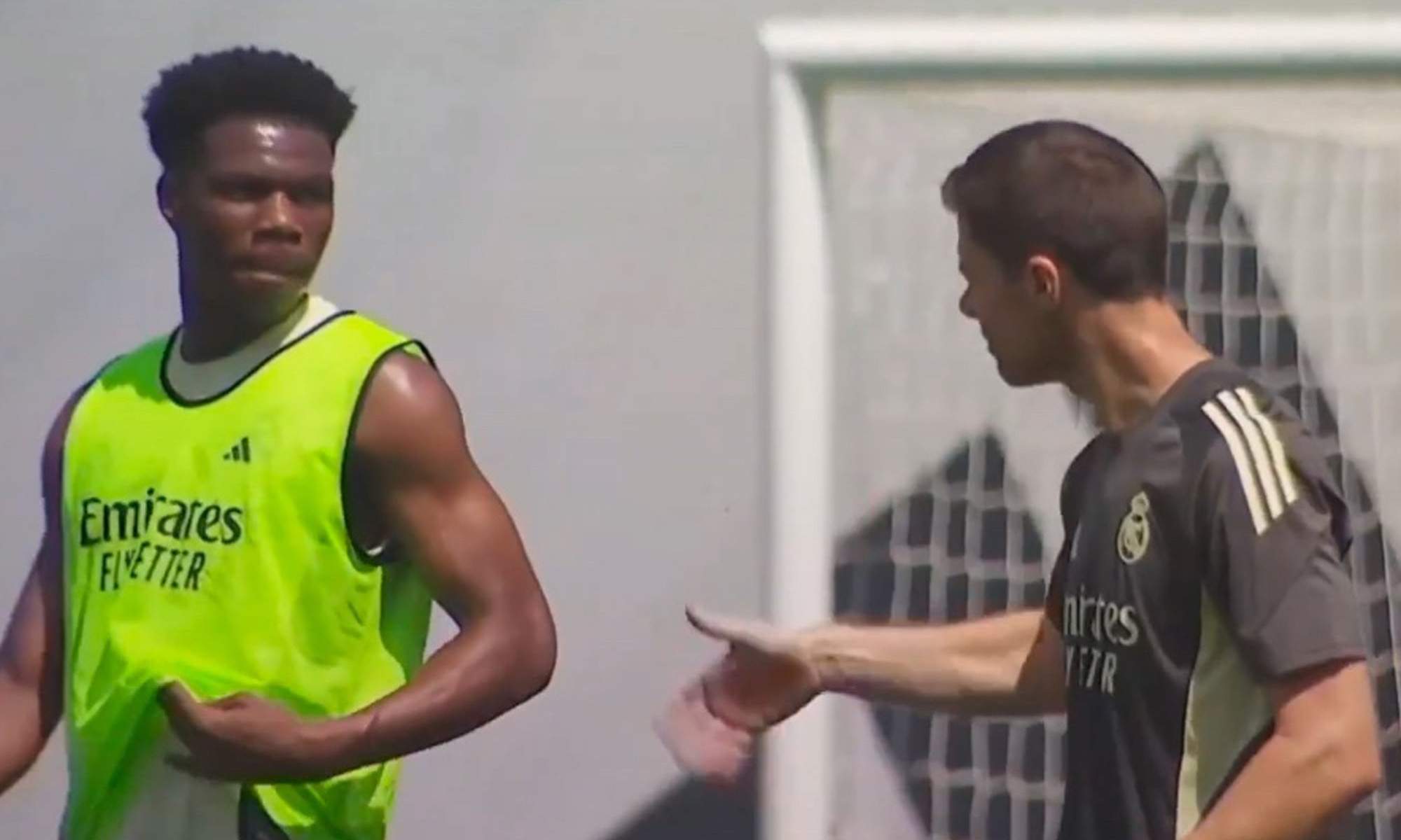 Xabi Alonso, con Aurelién Tchouameni, en un entrenamiento con el Real Madrid.