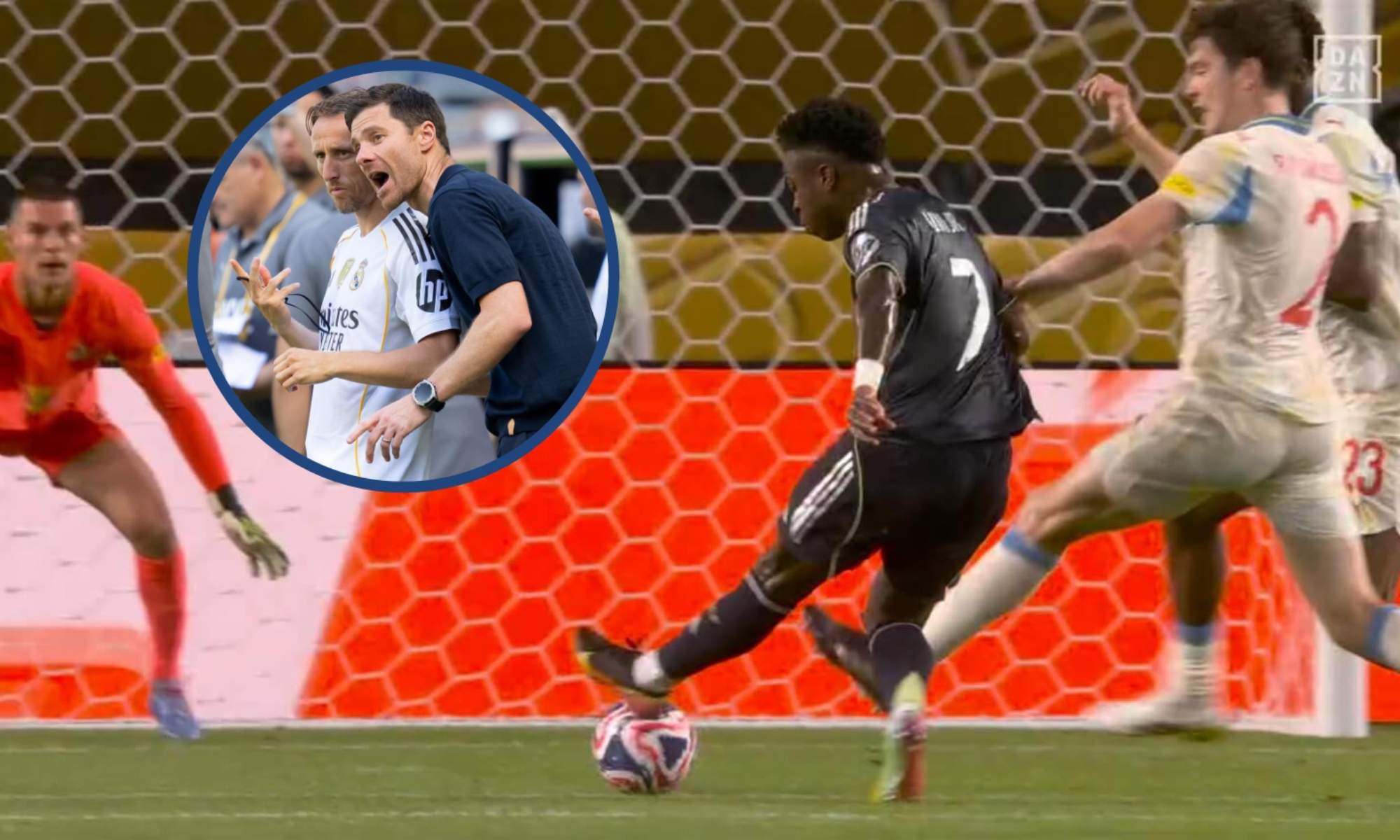 Vinicius Junior ha adelantado al Real Madrid ante el Salzburgo, sorprendiendo al banquillo blanco, sobre todo a Luka Modric y Xabi Alonso.