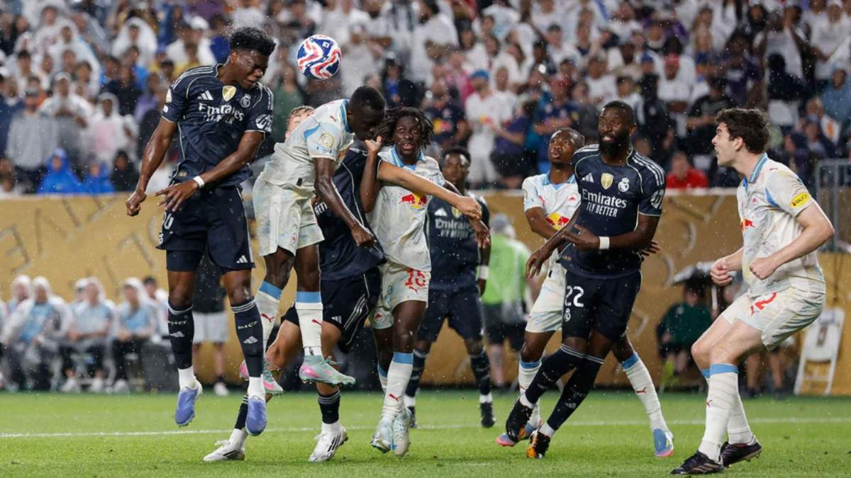 Tchouaméni rematando de cabeza