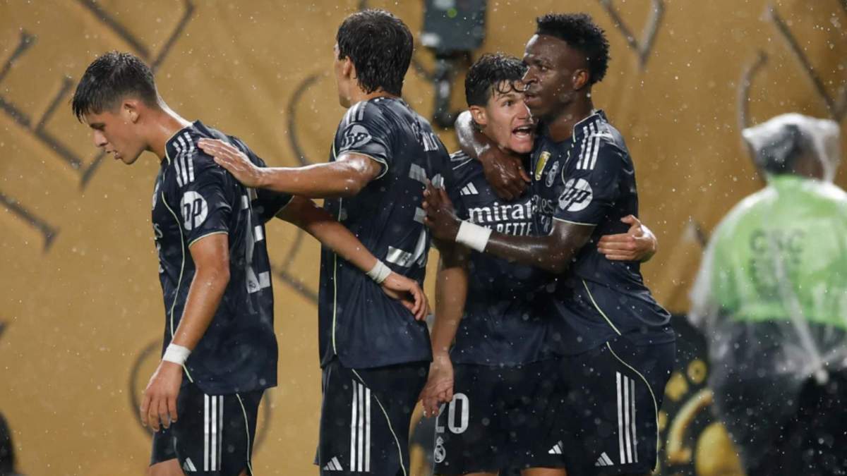 Vinicius celebrando su gol junto a varios compañeros Vinicius celebrando su gol junto a varios compañeros
