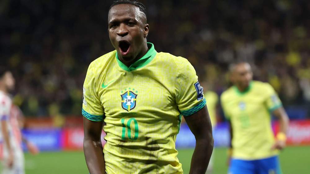 Vinicius con el 10 marcando a Paraguay