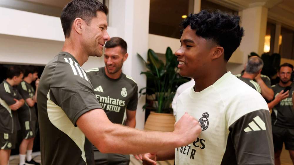 Xabi Alonso saludando a Endrick en su llegada a la concentración del Real Madrid. Xabi Alonso saludando a Endrick en su llegada a la concentración del Real Madrid.