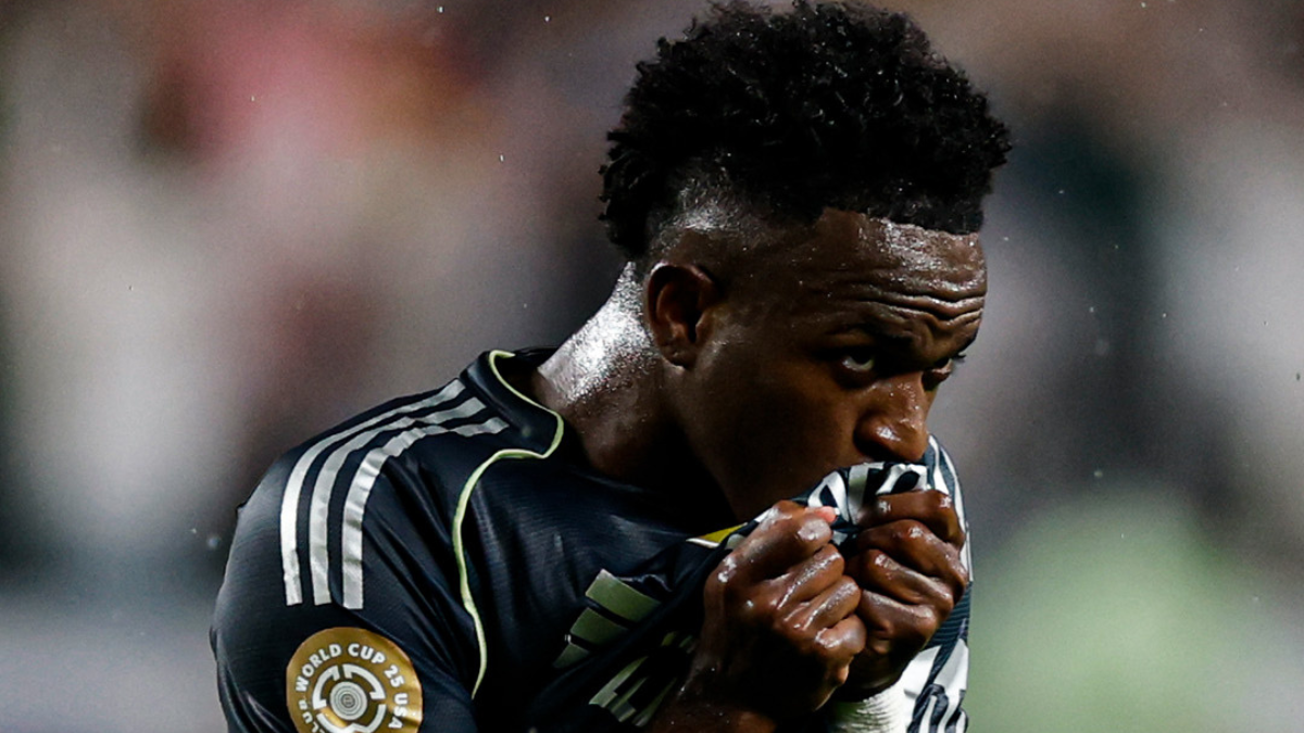 vinicius beso escudo realmadrid vinicius beso escudo realmadrid