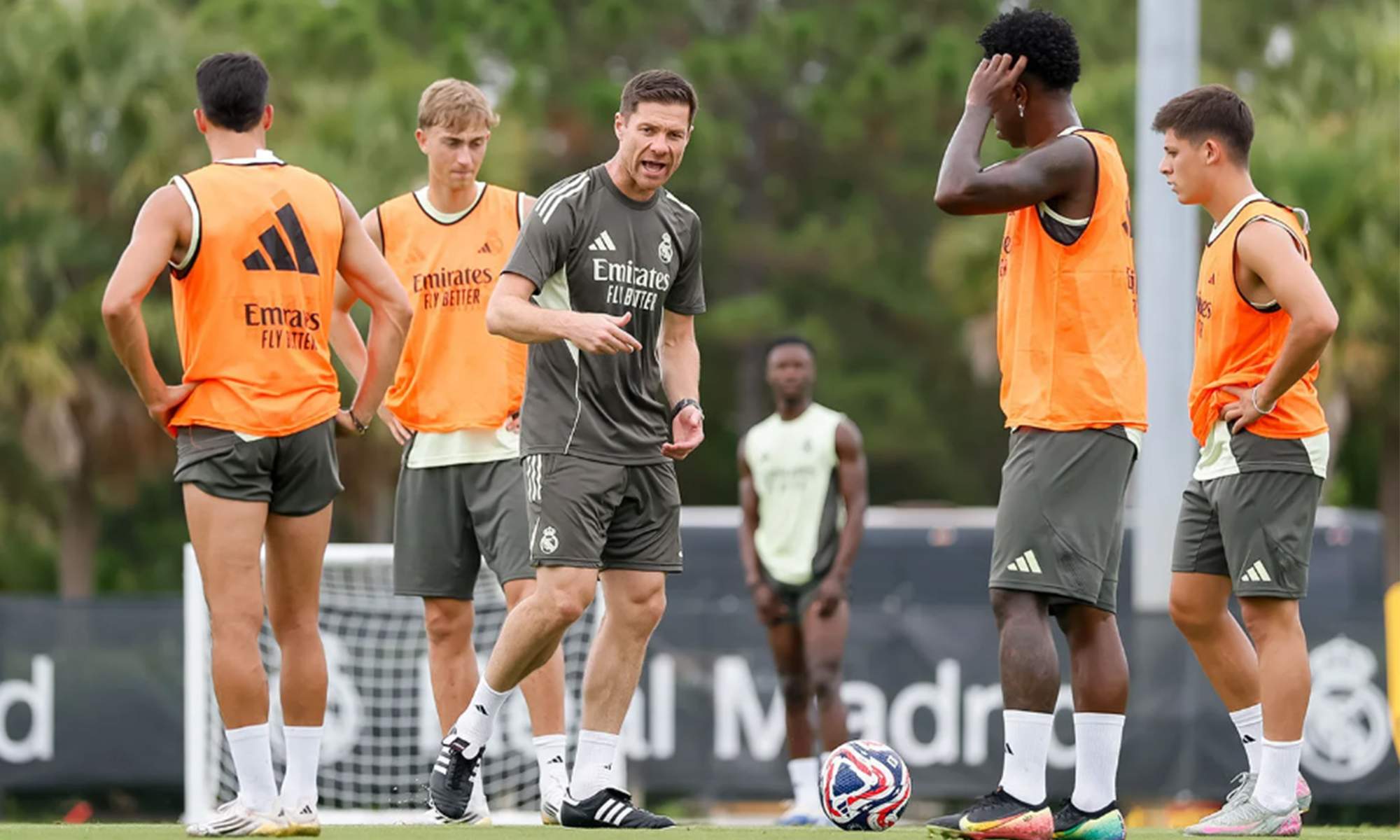 Xabi Alonso y los jugadores del Real Madrid durante un entrenamiento.