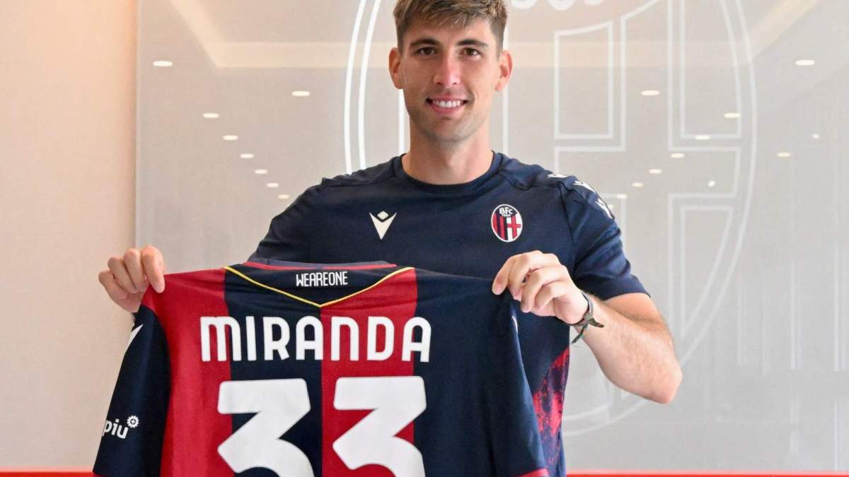 Juan Miranda durante su presentación con el Bologna Juan Miranda durante su presentación con el Bologna