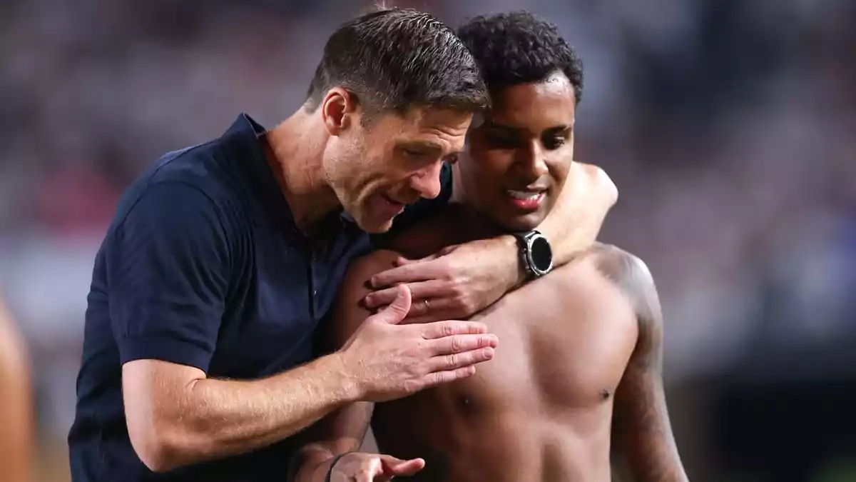 Xabi Alonso abrazando a Rodrygo tras el partido