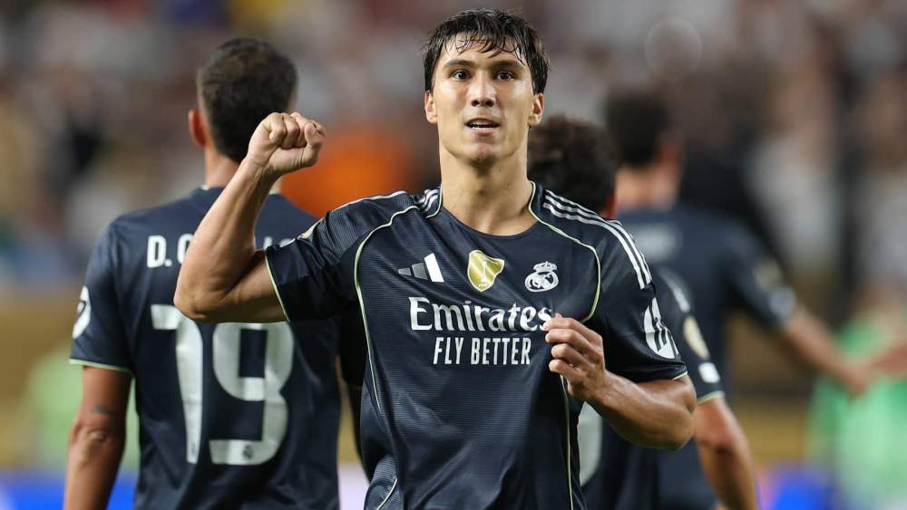 Gonzalo García celebrando un gol con el Real Madrid.