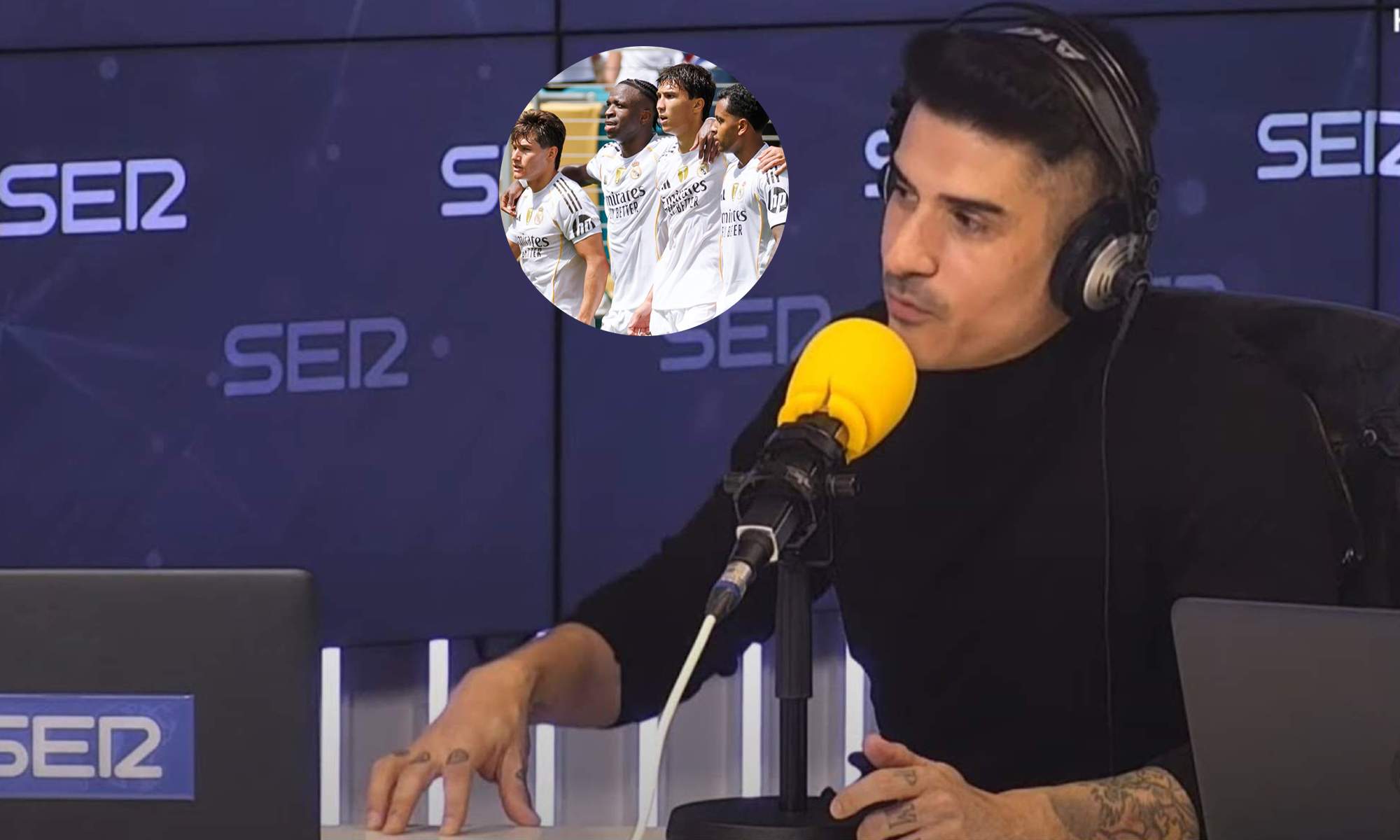 Álvaro Benito y jugadores del Real Madrid celebrando un gol. 