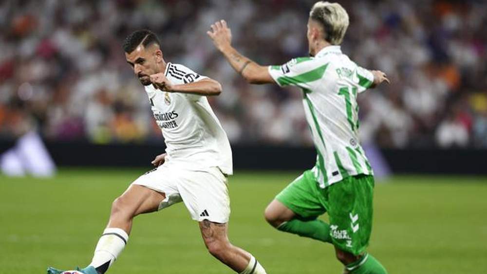 Ceballos jugando vs Betis
